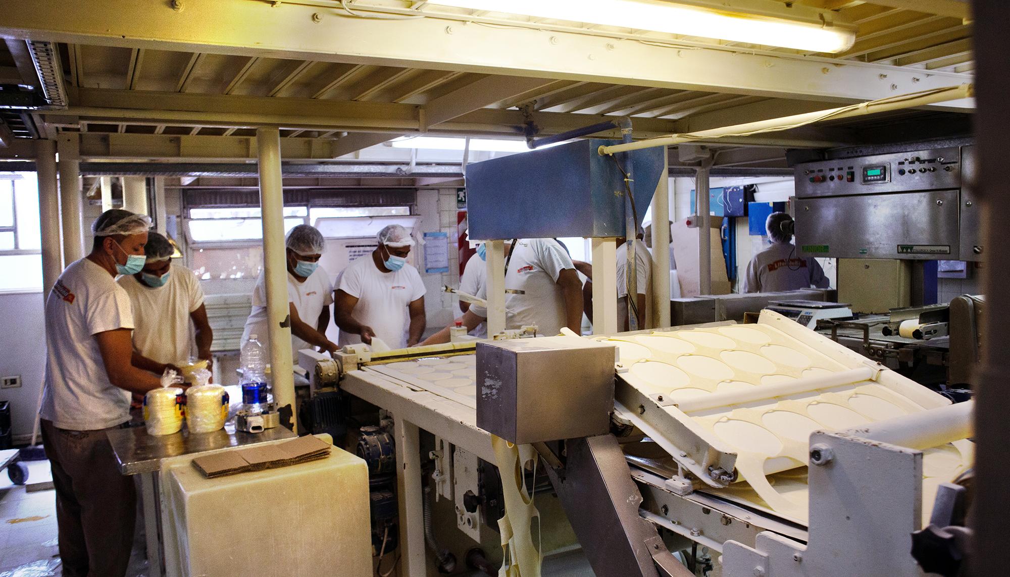 El 27 de octubre de 2015, los empleados de La Litoraleña, fábrica del barrio porteño de Chacarita, reunidos en asamblea, tomaron una decisión: ocupar las instalaciones.